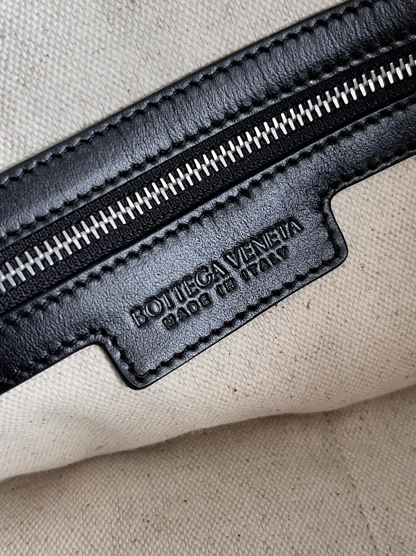 Batch 2520 BOTTEGA VENETA Bottega Veneta's 2025 new men's Intrecciato woven soft briefcase, the advanced version of the briefcase is officially launched. The classic calfskin weave has a gentle and generous style, which not only reduces the seriousness of work but also reflects taste. The large-capacity design takes into account the need of many men to go out to work, reducing the trouble of carrying multiple bags when going out. Small items such as computers and pens are all stored at once. The bag body is equipped with detachable shoulder straps on both sides, so one bag can be carried multiple times, reducing the burden on shoulders. Style number: 815783 Size: 39*33.5*8.5cm